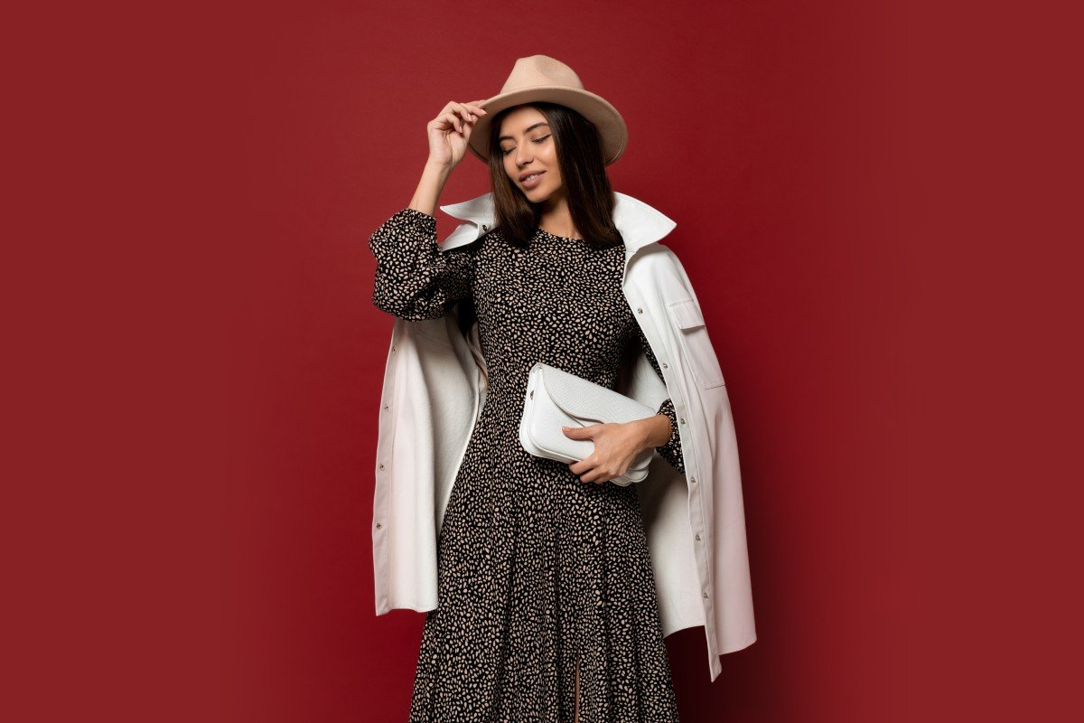 femme avec un chapeau