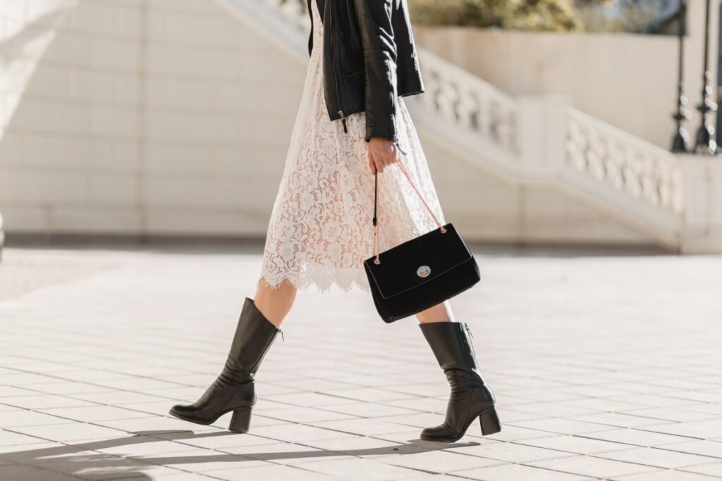 femme avec un sac à main