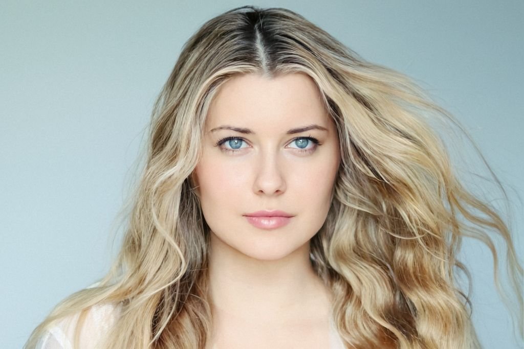 Lire la suite à propos de l’article Colorimétrie blonde yeux bleus : votre palette idéale